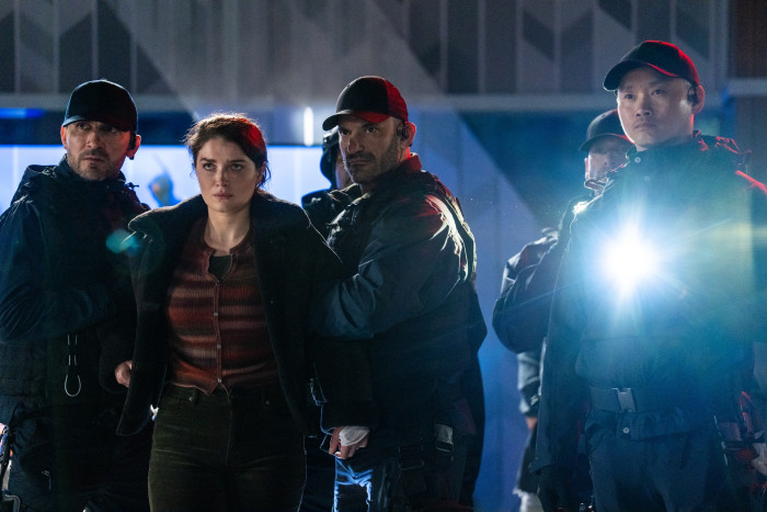 Geiselnahme gehört noch zu den harmloseren Maßnahmen von Wardex. (Bild: Universal Pictures)